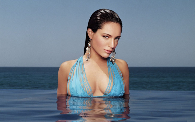 Обои картинки фото девушки, kelly brook, модель, брюнетка, серьги, купальник, море