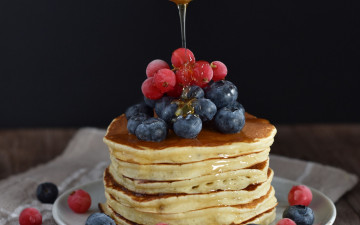 Картинка еда блины +оладьи черника мед