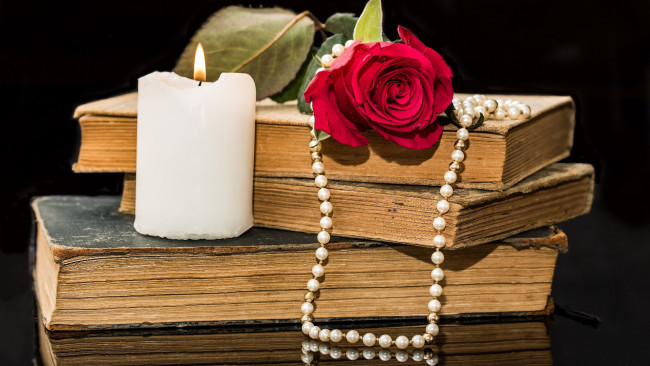 Обои картинки фото разное, канцелярия,  книги, книги, свеча, роза, бусы