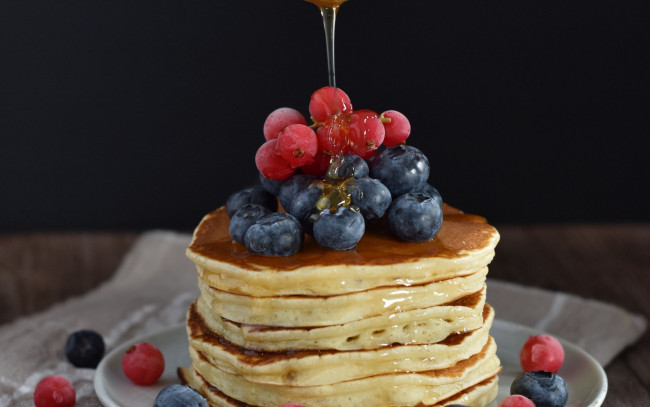Обои картинки фото еда, блины,  оладьи, черника, мед
