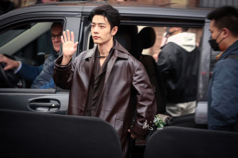 Картинка мужчины xiao+zhan актер плащ жест машина люди