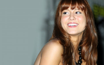 Картинка девушки mary+elizabeth+winstead рыжая лицо бусы
