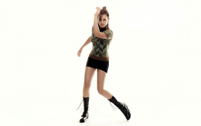 Обои картинки фото девушки, emma watson, актриса, свитер, юбка, сапоги