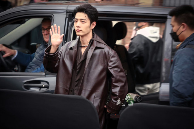 Обои картинки фото мужчины, xiao zhan, актер, плащ, жест, машина, люди