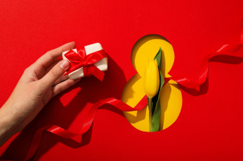 Картинка праздничные международный+женский+день+-+8+марта рука подарок цифра лента тюльпан