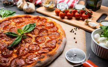 Картинка еда пицца базилик помидоры колбаса сыр