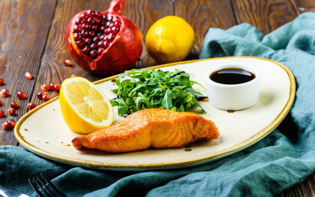 Обои картинки фото еда, рыбные блюда,  с морепродуктами, форель, филе, соус, зелень, гранат, лимон