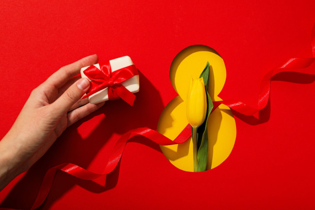 Обои картинки фото праздничные, международный женский день - 8 марта, рука, подарок, цифра, лента, тюльпан