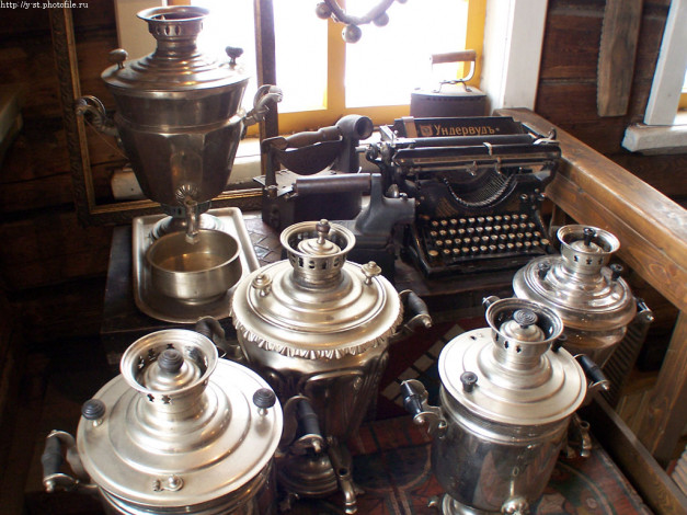 Обои картинки фото старина, переславский, музей, утюга, разное, рельефы, статуи, музейные, экспонаты, самовар, утюг, печатная, машинка
