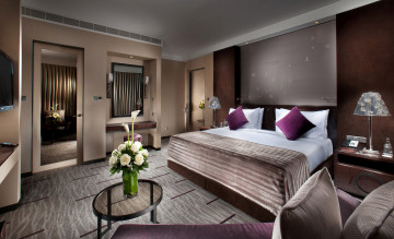 Картинка интерьер спальня подушки розы цветы зеркало кровать столик тумбочки светильники комната