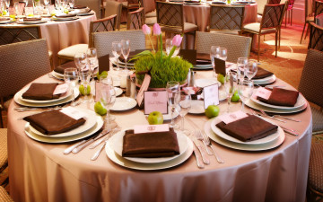 Картинка интерьер декор отделка сервировка букет приборы салфетки