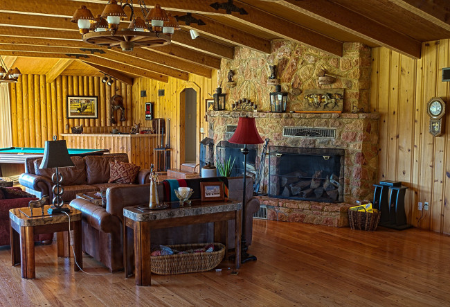 Обои картинки фото интерьер, гостиная, камин, диван, люстра