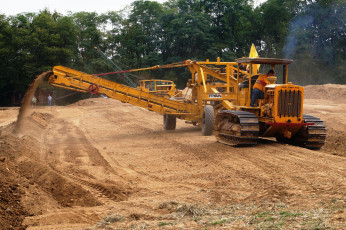 Картинка caterpillar+diesel+35+crawler+tractor техника тракторы+на+гусенецах траншеекопатель прицеп трактор