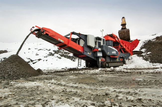 Обои картинки фото sandvik stone crusher, техника, строительная техника, экскаватор, ленточный, транспортёр, карьер