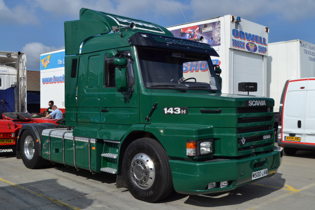 Обои картинки фото scania 143h-500, автомобили, scania , выставка, улица, тяжёлый, грузовик, седельный, тягач