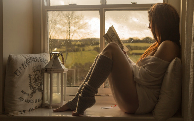 Обои картинки фото Читает книгу, девушки, -unsort , брюнетки,  шатенки, сидит, окно, подоконник, девушка, комфорт, уют, книга, читает, дождь, носочки, капли, секси, ножки