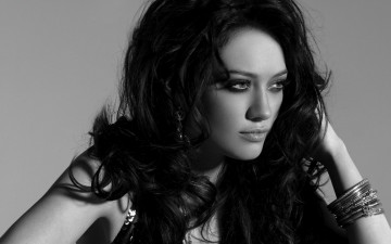 Картинка девушки hilary+duff черно-белая хилари дафф серьги брюнетка актриса взгляд браслеты