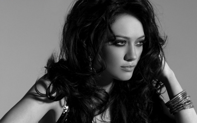 Обои картинки фото девушки, hilary duff, черно-белая, хилари, дафф, серьги, брюнетка, актриса, взгляд, браслеты