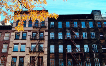 Картинка города -+здания +дома балконы лестницы осень
