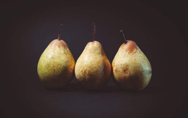 Обои картинки фото еда, груши, трио