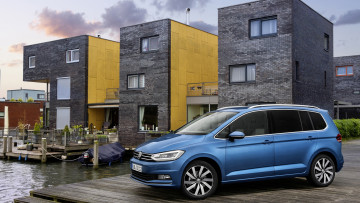 Картинка автомобили volkswagen синий дома причал фольксваген touran