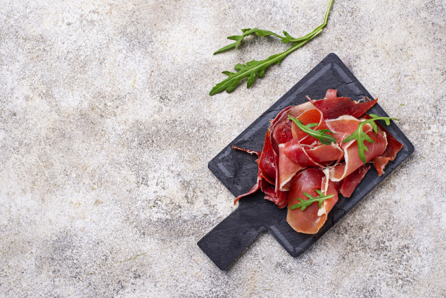 Обои картинки фото еда, мясные блюда, доска, бекон, зелень