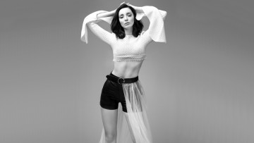 Картинка девушки emma+dumont актриса черно-белая топ шорты