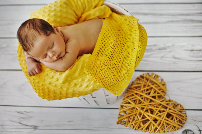 Обои картинки фото разное, дети, ребенок, подушка, сердечко