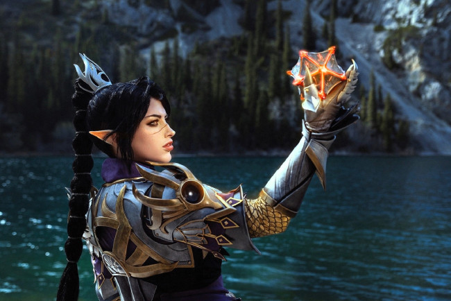 Обои картинки фото девушки, мария давыдова , lady melamory, образ, косплей, коса, наряд, броня, кристалл, озеро, горы, деревья