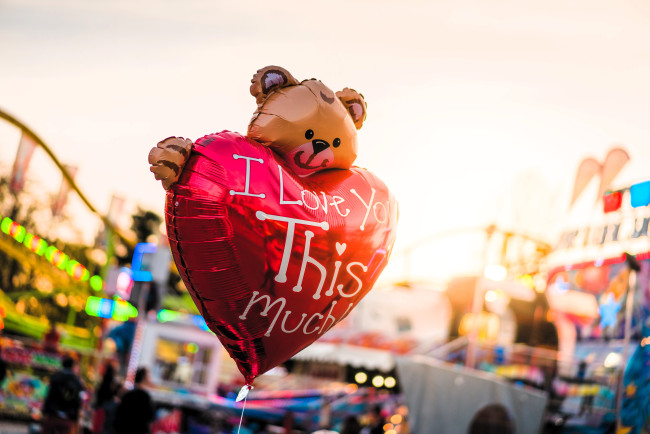 Обои картинки фото праздничные, шары, шарик, сердечко, мишка, парк, праздник