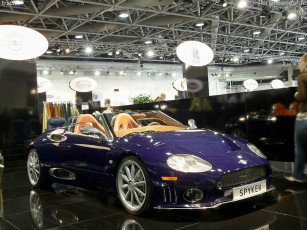 Картинка spyker c8 spyder автомобили выставки уличные фото