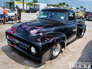 Картинка автомобили выставки уличные фото