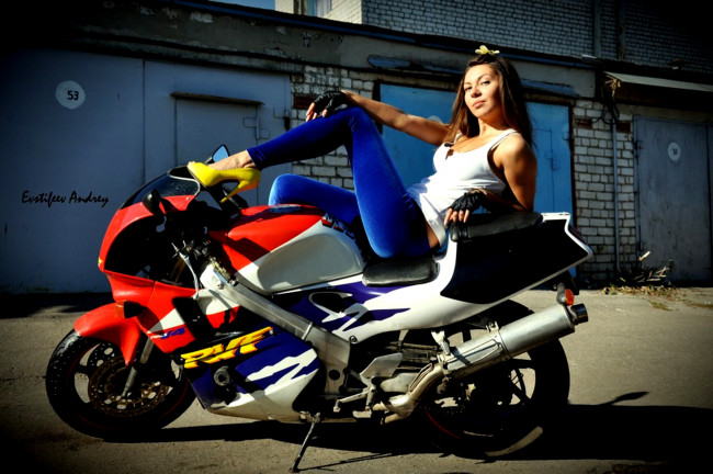 Обои картинки фото мотоциклы, мото, девушкой