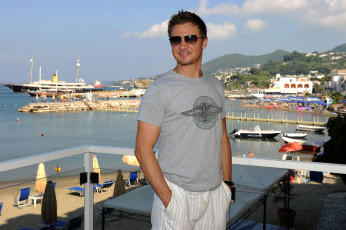 Картинка jeremy renner мужчины очки курорт