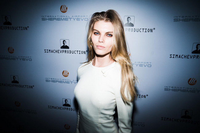 Обои картинки фото Марина Линчук, девушки, стена