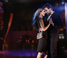 Картинка разное мужчина+женщина вечер объятие смех шатенка девушка парень