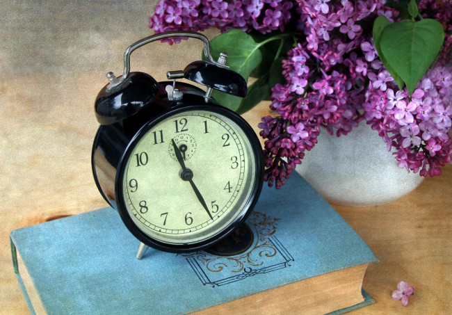 Обои картинки фото разное, Часы,  часовые механизмы, будильник, сирень