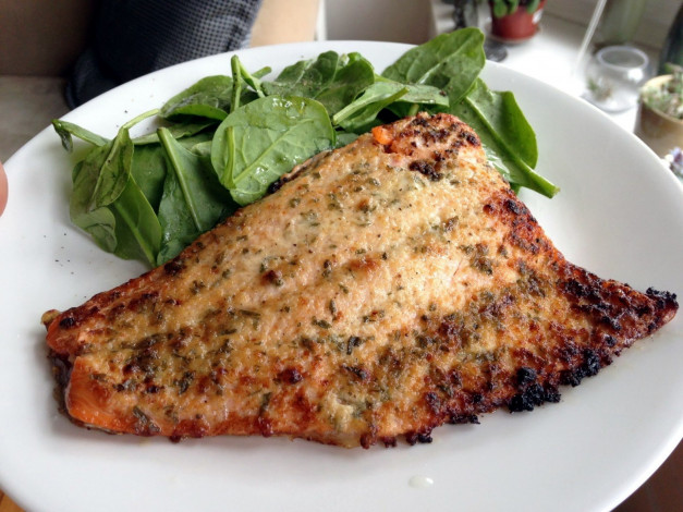 Обои картинки фото еда, рыбные блюда,  с морепродуктами, шпинат, форель