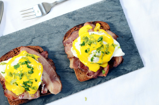 Обои картинки фото еда, бутерброды,  гамбургеры,  канапе, яйцо, бекон, тосты, хлеб