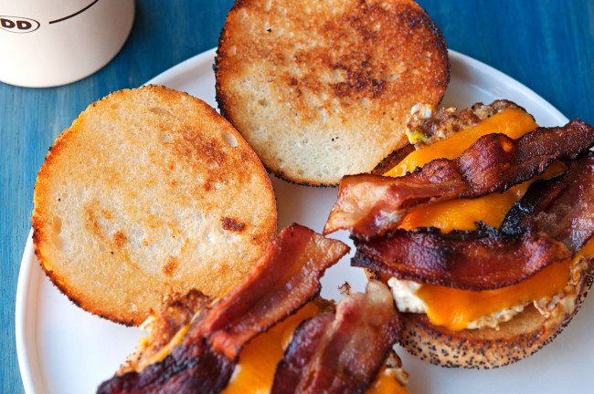 Обои картинки фото еда, бутерброды,  гамбургеры,  канапе, яйцо, булочка, бекон