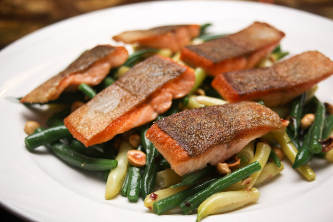 Обои картинки фото еда, рыбные блюда,  с морепродуктами, фасоль, стручковая, форель