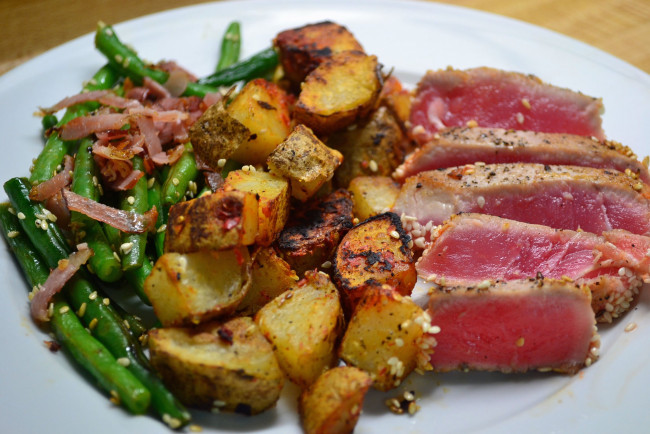 Обои картинки фото еда, рыбные блюда,  с морепродуктами, тунец, картофель, фасоль