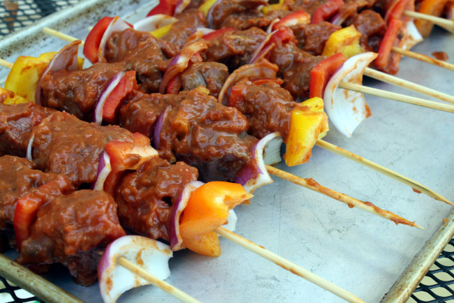 Обои картинки фото еда, шашлык,  барбекю, овощи, соус, мясо