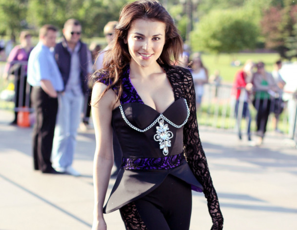 Обои картинки фото музыка, сати казанова, певица, шатенка, наряд, люди