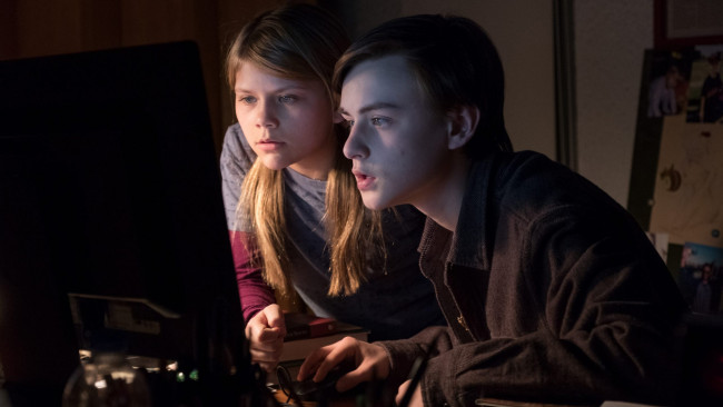 Обои картинки фото the lodge , 2019, кино фильмы, -unknown , другое, сторожка, the, lodge, кадры, из, фильма, триллер, ужасы