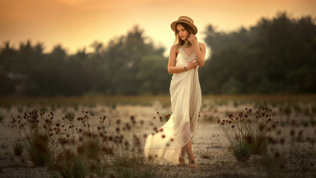 Обои картинки фото девушки, - брюнетки,  шатенки, закат, шатенка, шелковое, платье, шляпа, анюта, онтикова