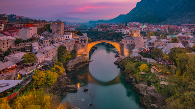 Обои картинки фото города, мостар , босния и герцеговина, гора, река, вечер, мост, огни