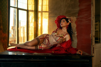 Картинка бестия девушки -+брюнетки +шатенки девушка женщина брюнетка темноволосая сексуальная модель звезда позирует разная обувь верхняя стильная одежда нижнее эротическое бельё трусы лифчик колготки чулки аксессуары макияж и множество элементов на фотографии