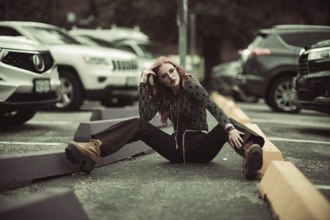 Обои картинки фото бестия, девушки, - рыжеволосые и разноцветные, девушка, женщина, разноцветная, сексуальная, модель, звезда, позирует, разная, обувь, верхняя, стильная, одежда, нижнее, эротическое, бельё, трусы, лифчик, аксессуары, макияж, колготки, чулки, и, множество, элементов, на, фотографии