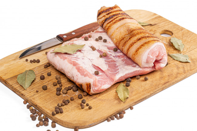 Обои картинки фото еда, мясные блюда, перец, сало, лавровый, лист